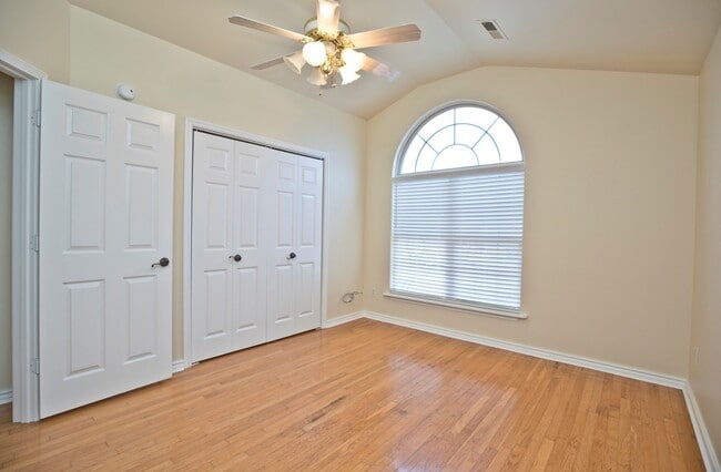 Building Photo - ***402 NE Shasta Court***