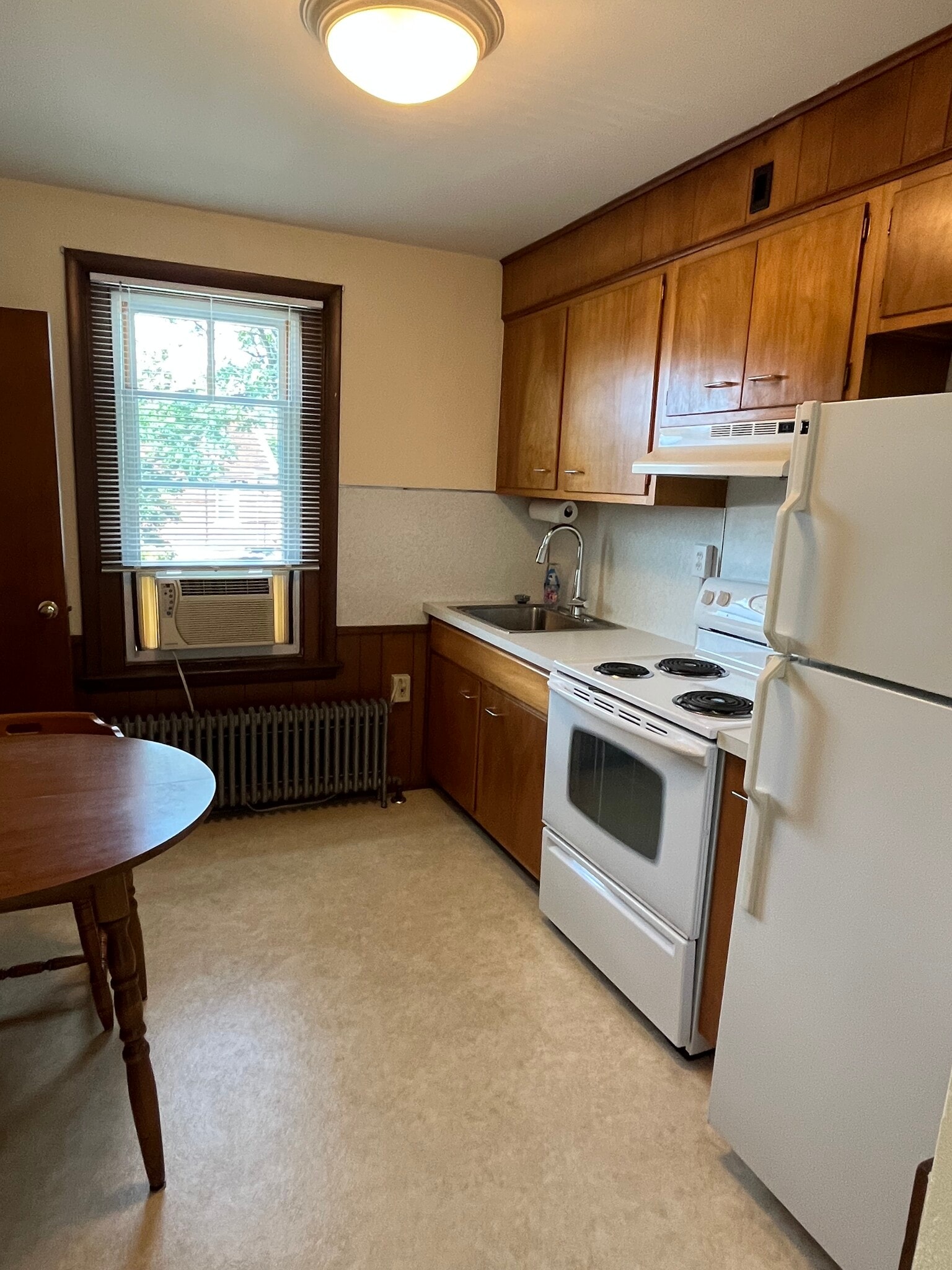 Building Photo - 701 E 6th St