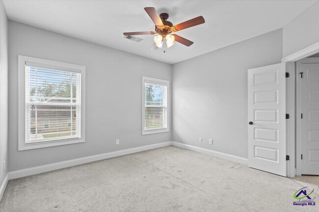 Building Photo - 300 Cheshire Dr