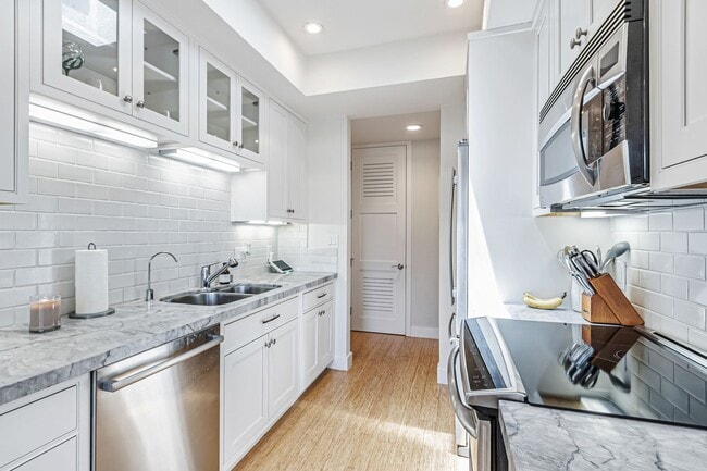 Building Photo - Top-Floor Corner Condo Near Downtown Palo ...