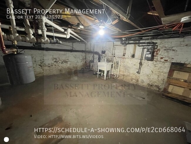 Building Photo - 60 Maple St