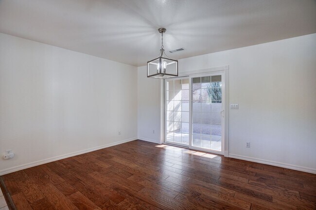 Building Photo - Extra spacious 3 bed 2 bath home in Kingsw...