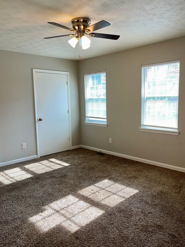 Building Photo - 945 Silverwood Dr