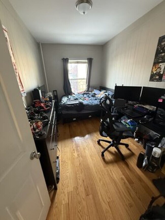 Building Photo - KENMORE 2 Bedroom Apt. - 9/1/26 (NO BROKER FEE)