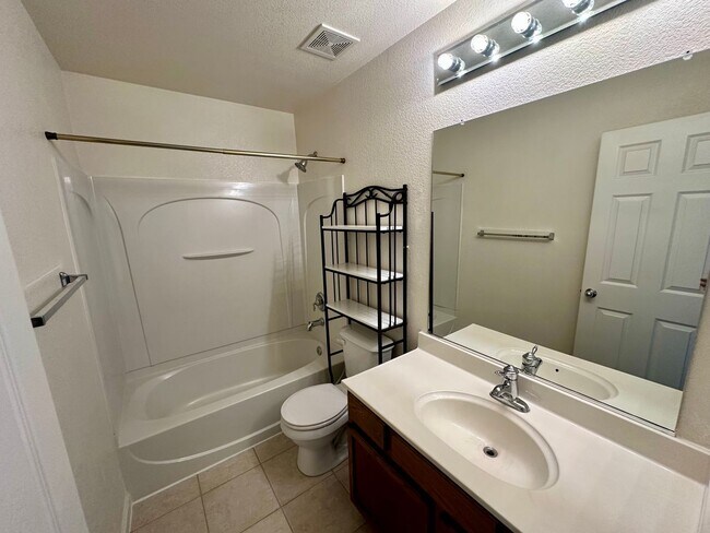 Building Photo - Spacious 2 Story Townhouse Available NOW!