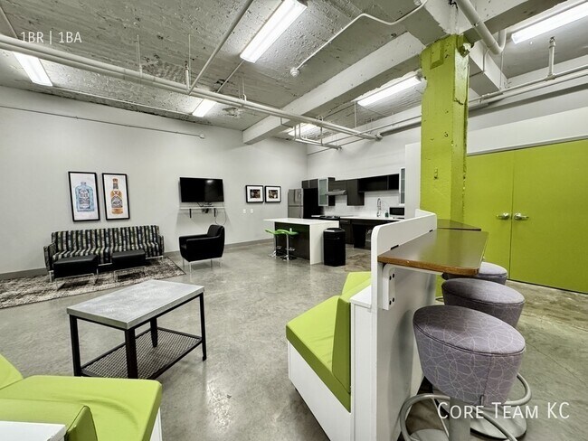 Building Photo - 306 E 12th St