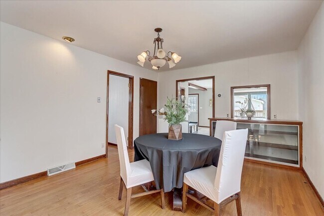 Building Photo - 4Bed/2Bath - Home For Rent in Fort Atkinson