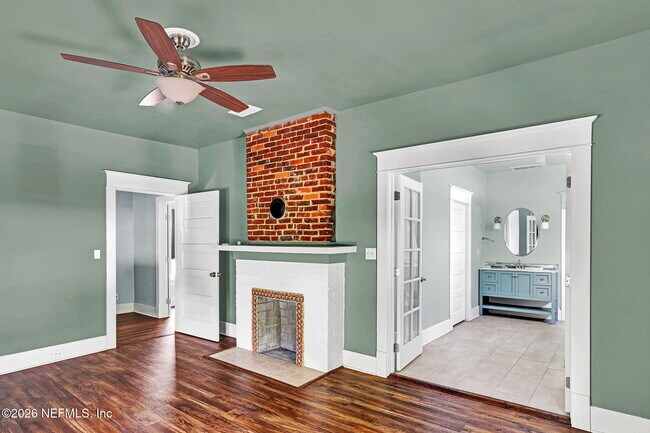 Building Photo - 424 E 6th St
