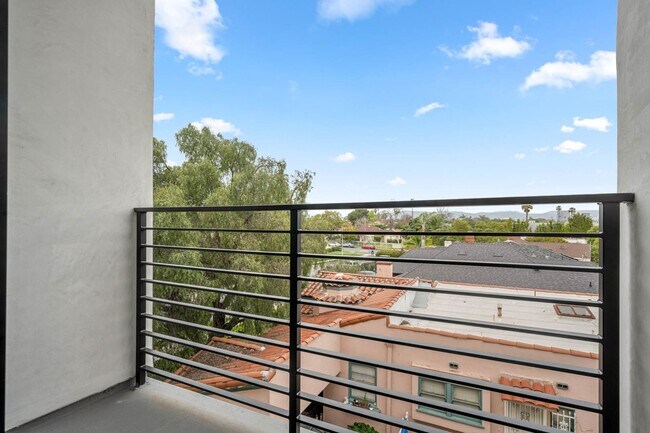 Building Photo - 1920 S Sherbourne Dr