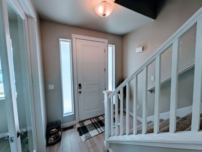 Building Photo - Lovely, spacious, newly built Lehi House!!