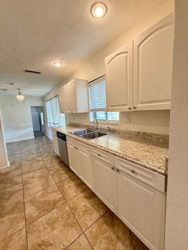 Building Photo - Euclid/Woodlawn Roommate Dream 4/3 home