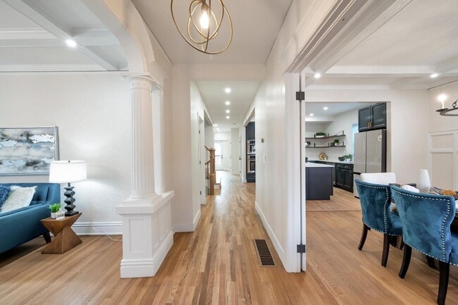 Building Photo - 1/2 off first month & Flexible deposit