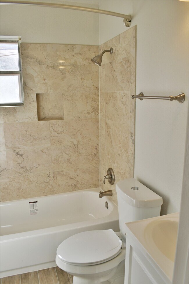 Building Photo - 2524 Binz St