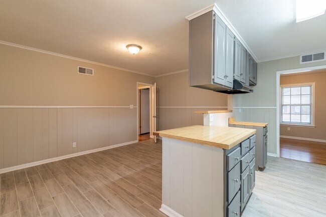 Building Photo - 5121 Ginger Cir