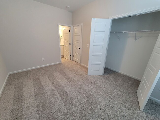 Building Photo - Modern townhome in beautiful Mallory Creek Subdivision