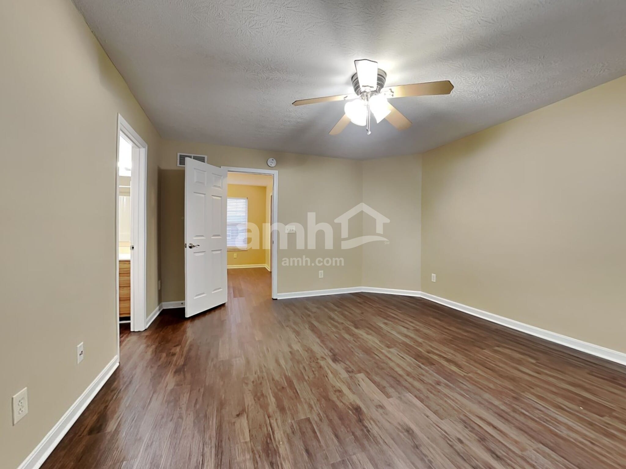 Building Photo - 10204 Meadow Glen Dr