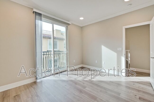 Building Photo - 549 Walker Dr