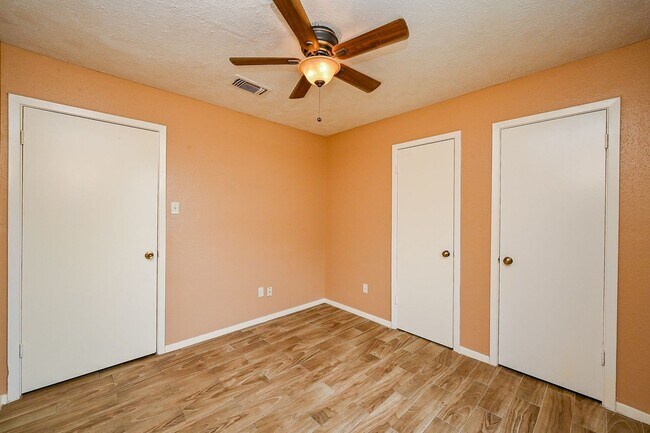 Building Photo - Nice 4 bd Rm Single Family Home