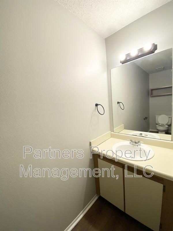 Building Photo - 5705 Sara St