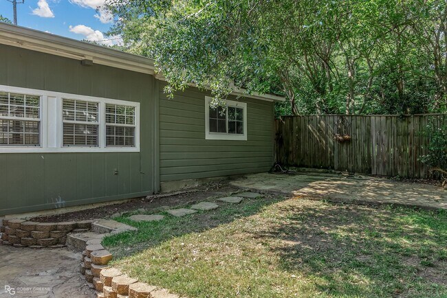 Building Photo - Updated 4-Bed 2-Bath home for lease | Sout...