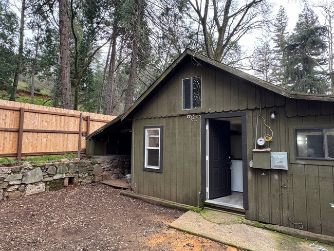 Building Photo - Cozy Cottage