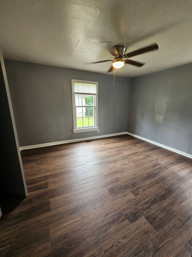 Building Photo - Home in Benton