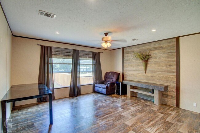 Building Photo - 4BD/2BA home with fenced back yard.