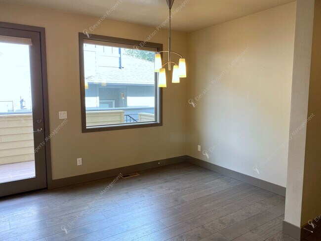 Building Photo - Designer-Finished Townhome Near COCC & NWX