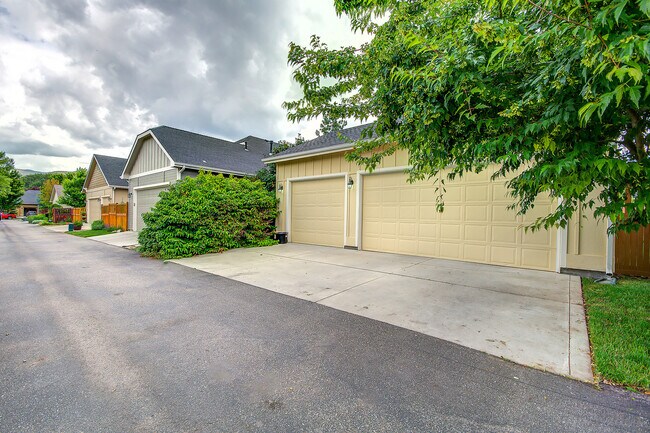 Building Photo - Beautiful Home In Hidden Springs