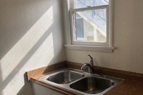 Kitchen sink - 2913 2nd St