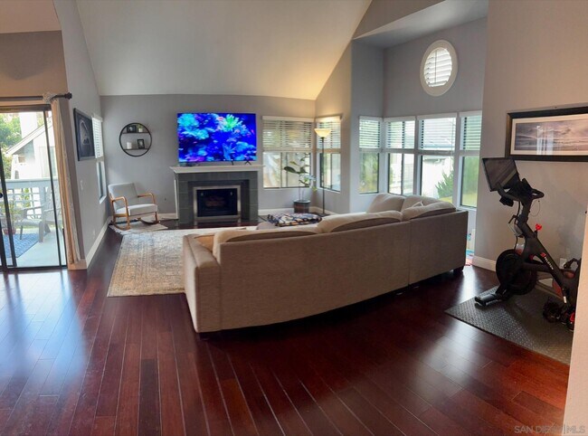 Building Photo - 534 Via De La Valle