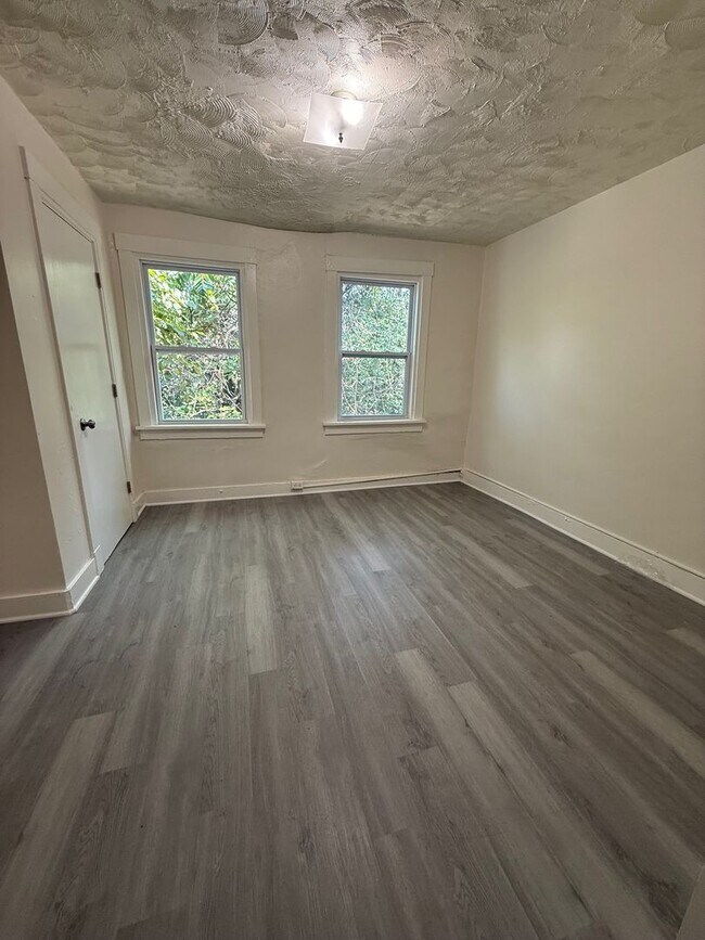 Building Photo - Charming 2-Bedroom Townhome in Lincoln-Lar...