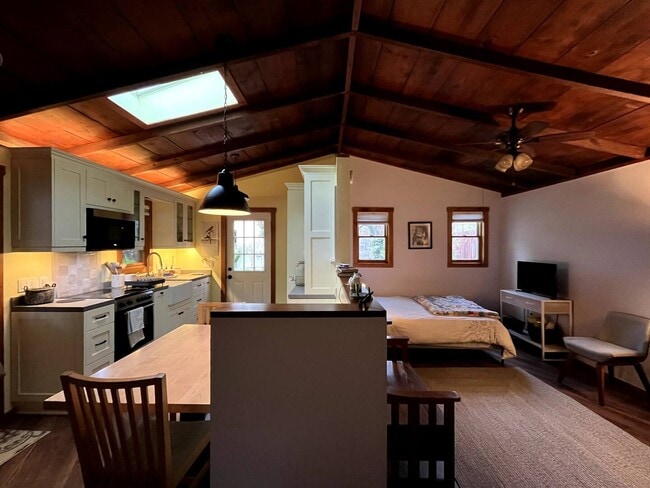 Building Photo - 530 N Laurel Ave