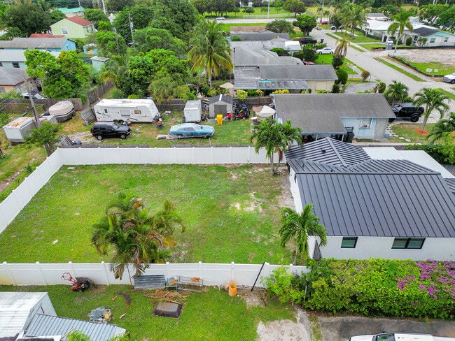 Building Photo - 320 NW 3rd Ave