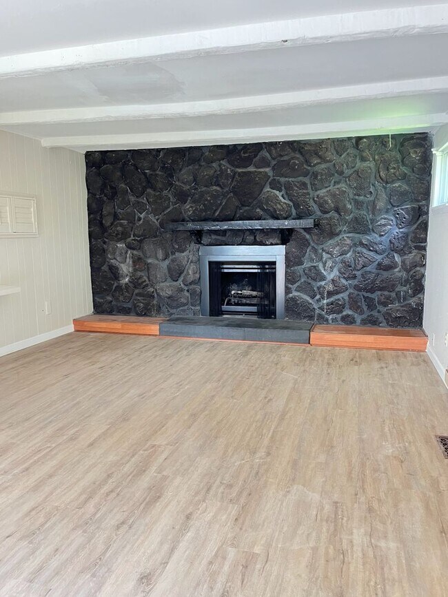 Building Photo - Charming 2 bedroom home, garage parking!