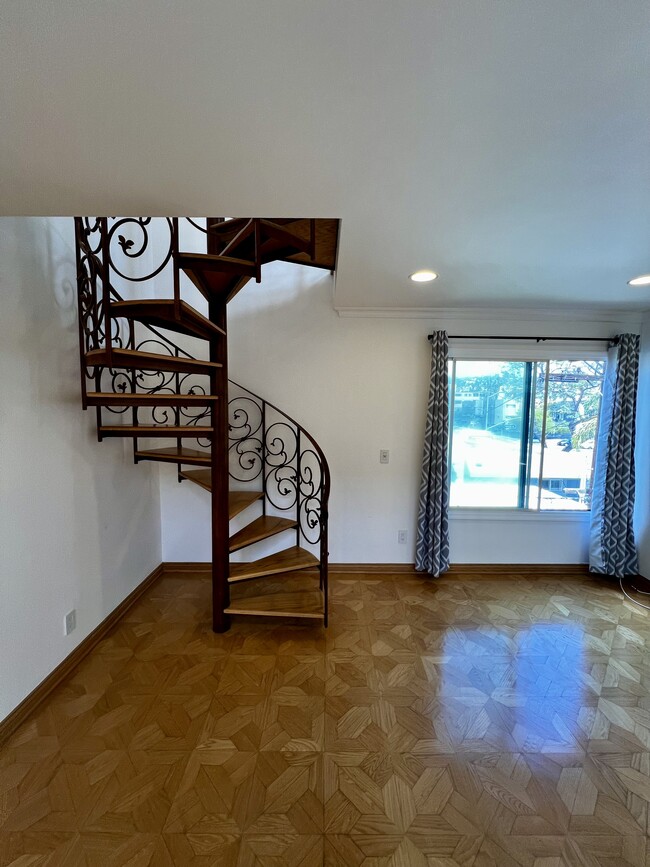 Building Photo - 7505 Hampton Ave