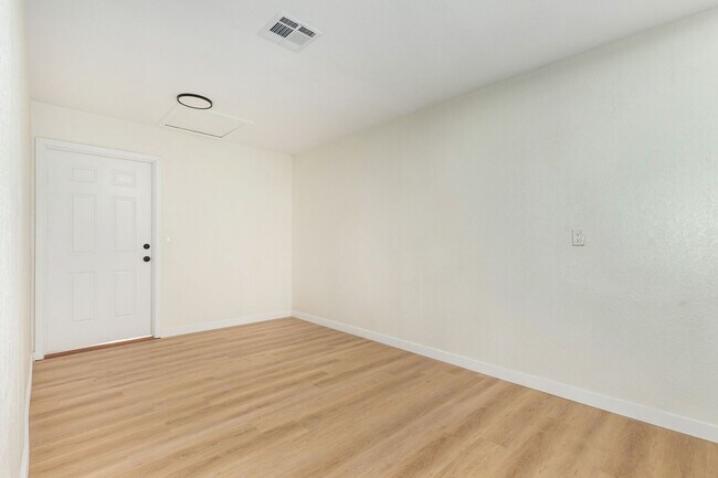 Building Photo - Fully Remodeled 4-Bedroom Home in Prime Gi...