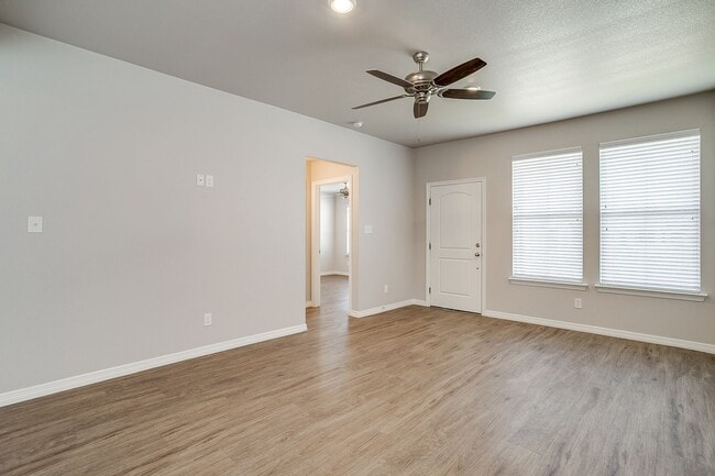 Building Photo - MOVE-IN READY!