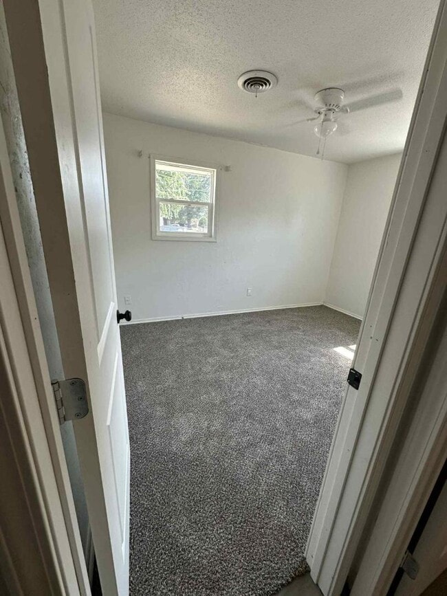 Building Photo - 1710 Parklane Dr