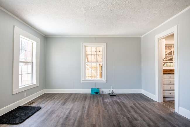 Building Photo - 1005 Greens Lake Rd