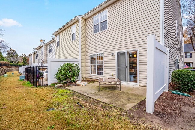 Building Photo - Beautiful  3 bedroom Townhome Living in Apex, NC