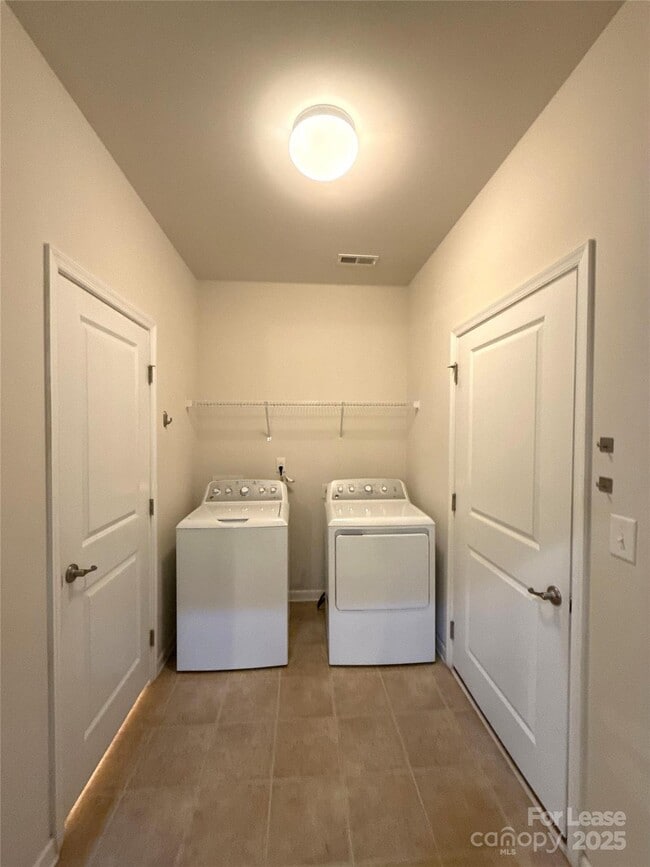 Building Photo - 11060 Discovery Dr NW