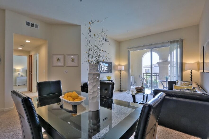 Living room - 1883 Agnew Rd