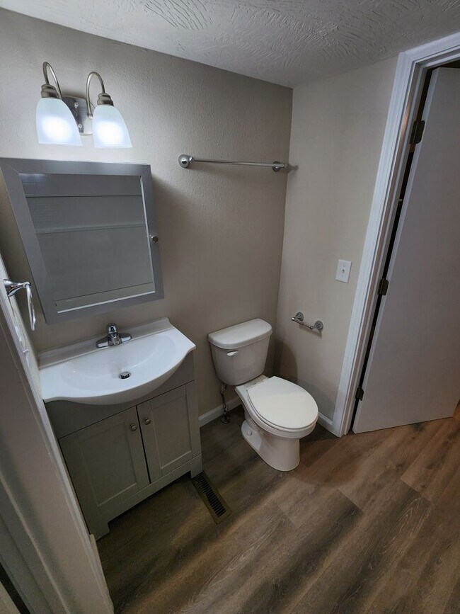 Building Photo - Spacious 3-Bedroom, 1-Bathroom Home AVAILABLE NOW!!