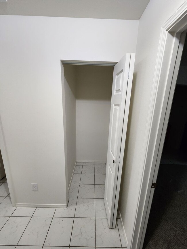 Building Photo - Spacious 3-Bed Duplex Retreat in Tacoma: 1...