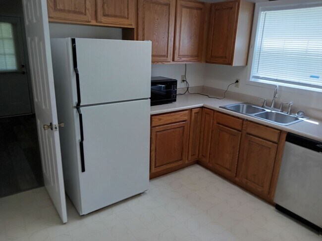 Building Photo - 2 Bedroom / 2 Bath Duplex Gray, TN 37615