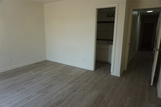 Building Photo - 1913 Normal Park Dr