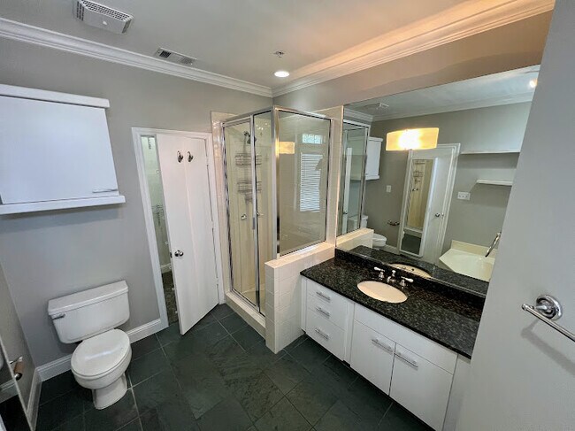 Building Photo - 4040 Avondale Ave