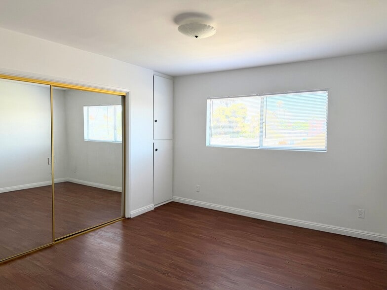 Building Photo - 508 N Kenmore Ave