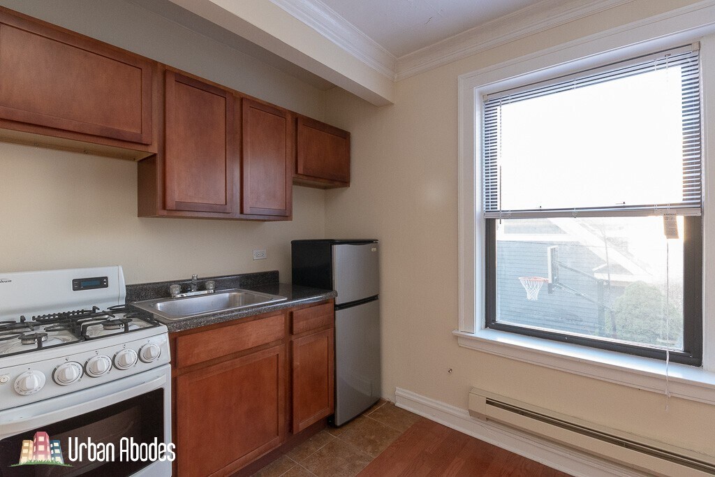 Building Photo - 4552 N Damen Ave